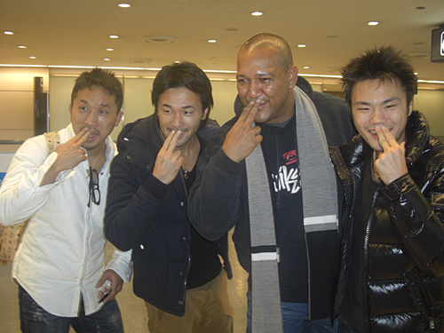 成田空港でバッタリ遭遇！！“ラミちゃんペッ”をする（左から）粟生、山中、プロ野球・横浜ＤｅＮＡのラミレス、五十嵐