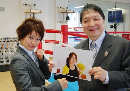 挑戦者の秋田屋まさえの写真を手にす宮尾綾香（左）と大橋秀行会長
