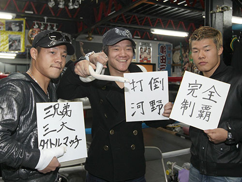 ペットの白蛇を手に新年の抱負を発表する（左から）亀田興毅、大毅、和毅の三兄弟