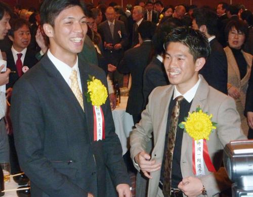 表彰式で談笑する村田諒太（左）と井岡一翔