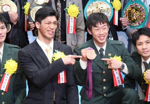 ボクシング年間優秀選手表彰式での撮影中にふざける村田（左）と清水