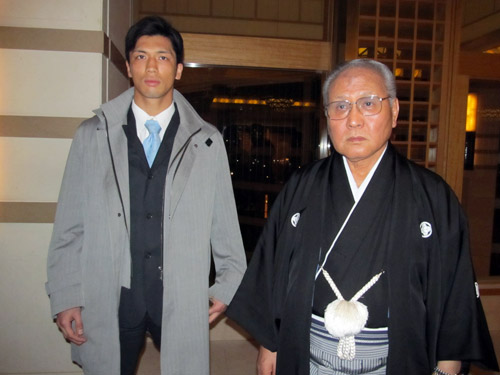 日本アマチュアボクシング連盟の山根会長（右）へ謝罪に訪れた村田