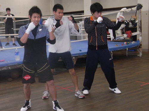 浅井大貴監督（中央）を中心に５月のリーグ戦へ向け、本格始動した近大ボクシング部