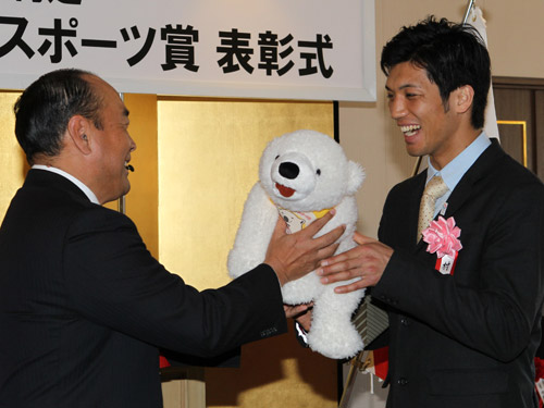 「ホワイトベア・スポーツ賞」を受賞、記念のぬいぐるみを手に笑顔の村田（右）
