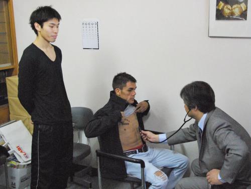 ＷＢＡフライ級タイトルマッチの予備検診を受けるフアンカルロス・レベコ。左は挑戦者の黒田雅之
