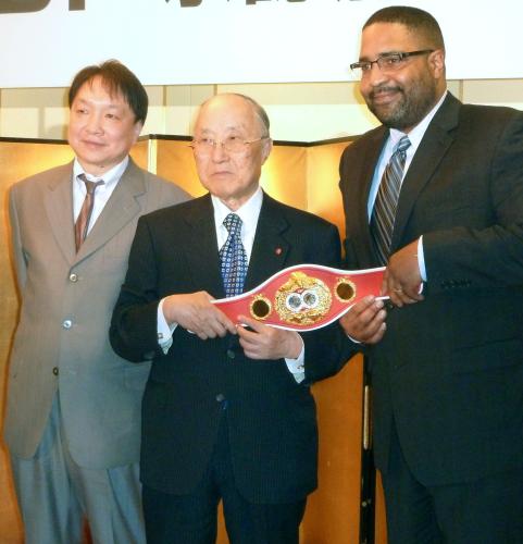 記者会見で記念ベルトを手にする（左から）日本プロボクシング協会の大橋秀行会長、ＪＢＣの林有厚コミッショナー、ＩＢＦのダリル・ピープルズ会長