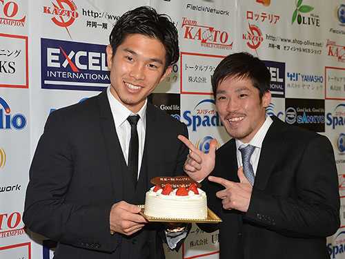 ２日遅れのバースデーケーキを手にする井岡一翔（左）と宮崎亮