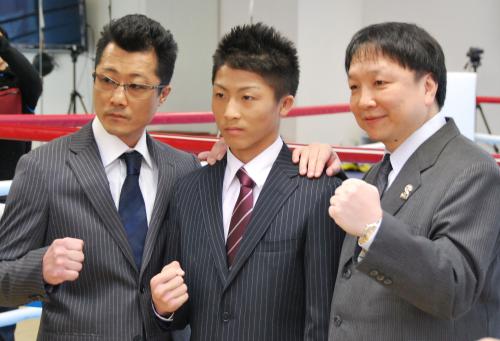 記者会見でトレーナーの父真吾氏（左）、大橋秀行会長（右）とポーズをとる井上尚弥