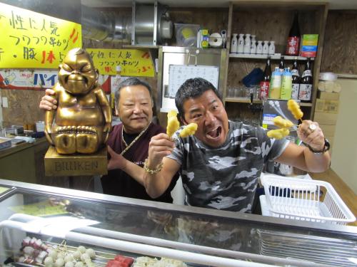 東京・立石に串揚げ店「じゃんじゃん串」を開店した亀田３兄弟の父、史郎氏（右）　