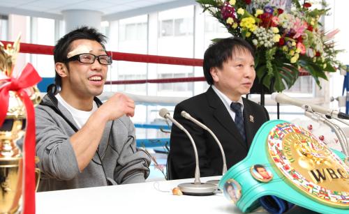 ２階級制覇から一夜明け、記者会見で笑顔の八重樫（左）と大橋会長