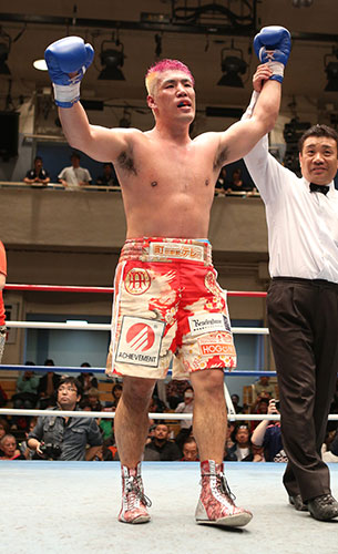 日本ヘビー級王座決定戦でオケロ・ピーターと対戦する藤本京太郎