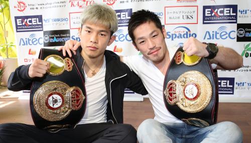 井岡一翔と宮崎亮（右）は共にＫＯで防衛を果たしチャンピオンベルトを腕にガッツポーズ