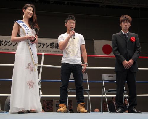 井上尚弥（中央）は、挑戦する日本ライトフライ級チャンピオン・田口良一（右）とリング上で決意を語る。左は高野人母美