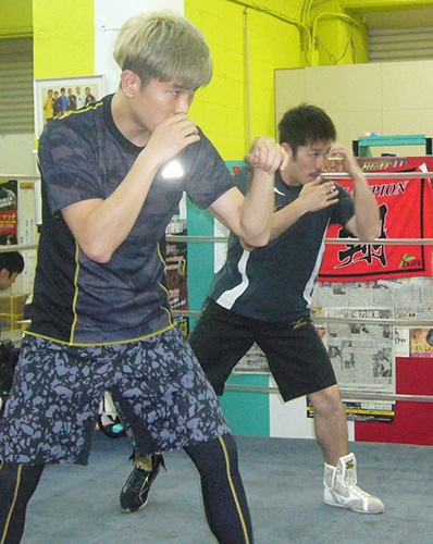 本格的に練習開始した井岡（左）と宮崎