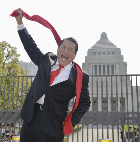 日本維新の会からの参院選出馬表明を前に、国会議事堂前で拳を掲げるアントニオ猪木氏