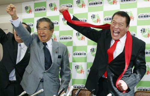 日本維新の会からの参院選出馬を正式表明し、記者会見で気勢を上げるアントニオ猪木氏。左は石原共同代表