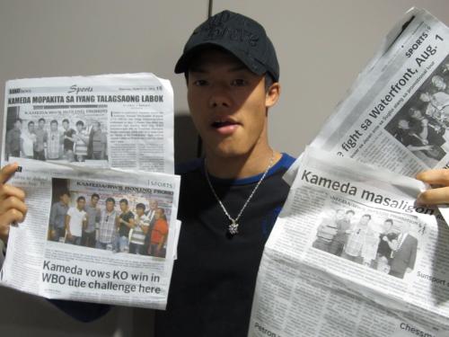 自らが掲載されたフィリピンの新聞を持って帰国した亀田和毅