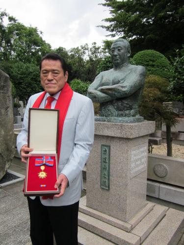 アントニオ猪木氏は師匠・力道山さんの墓前に出馬を報告し、力道山さんの母国・北朝鮮から親善勲章第１級を授与されたことも報告した