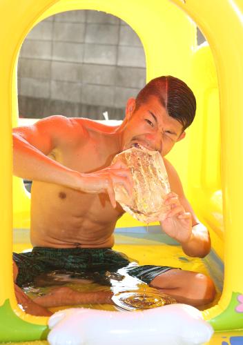 亀田興毅は練習後にプールに浸かりながら氷をかじる