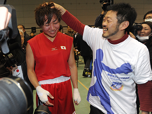 全日本女子選手権で優勝後、梅津トレーナー（右）に頭をなでられ、笑顔を見せるしずちゃん