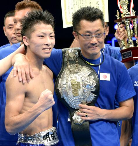 田口良一に判定勝ちし、父でトレーナーの真吾さん（右）にベルトを渡しポーズをとる井上尚弥