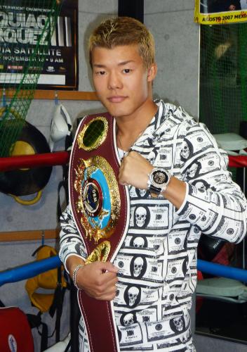 記者会見で初防衛戦を発表し、ポーズをとるＷＢＯバンタム級チャンピオンの亀田和毅