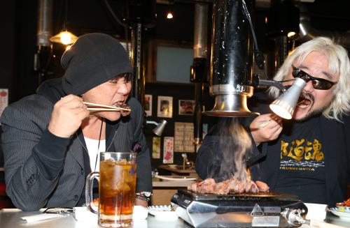 店員に要求し焼き肉を食べ始める大仁田（左）と矢口