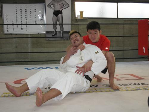 公開練習で沢田（左）に寝技を教える青木