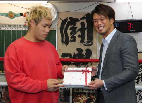 京太郎（左）にチョコレートを贈る石田