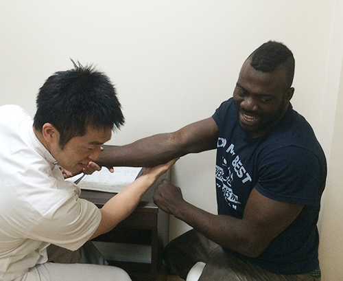 田中院長（左）の診察を受けるボビー