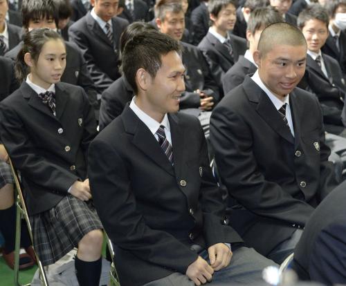 私立菊華高校の入学式に出席した、ボクシング世界王者の高山勝成選手（中央）