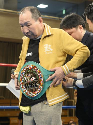 世界ボクシング評議会から贈られた「名誉チャンピオンベルト」を着けてもらう袴田巌さん＝19日夜、東京・後楽園ホール