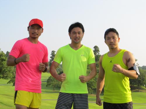 成田市内のゴルフ場で合宿を公開した帝拳ジムの（左から）三浦隆司、山中慎介、粟生隆寛