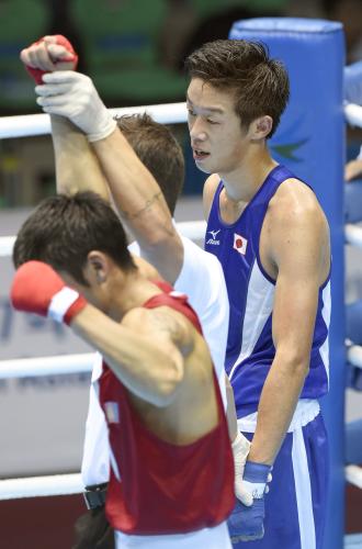 男子ライト級準決勝でモンゴル選手（手前）に判定負けし、銅メダルとなった清水聡