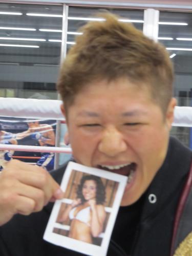 対戦相手の写真にかみつくＷＢＡ世界女子スーパーフライ級王者の藤岡奈穂子