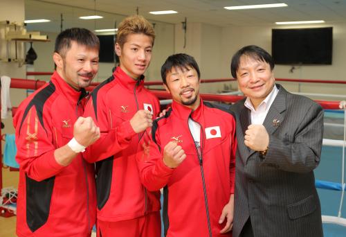 笑顔でファイティングポーズの（左から）松本トレーナー、松本亮、八重樫、大橋会長