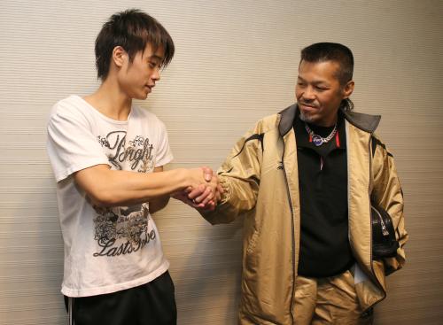 プロテストに合格し、父・丈一郎（右）と握手する辰吉寿以輝