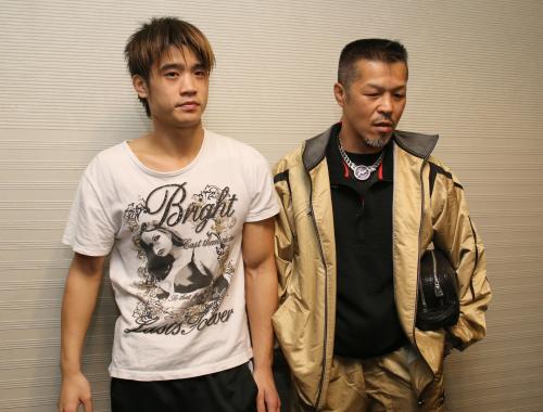 プロテストに合格した息子・寿以輝（左）に声をかける辰吉丈一郎