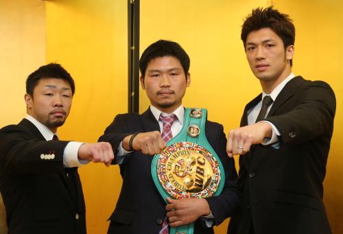 （左から）スーパーフライ級で再起戦の八重樫、ＷＢＣスーパーフェザー級タイトル戦の三浦、プロ入り第７戦を迎える村田が拳を見せる