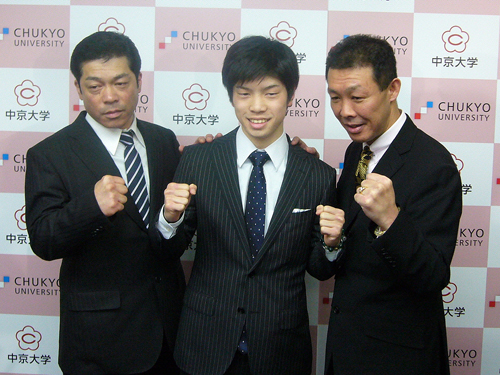 世界初挑戦の田中（中央）と父の斉トレーナー（左）、畑中会長