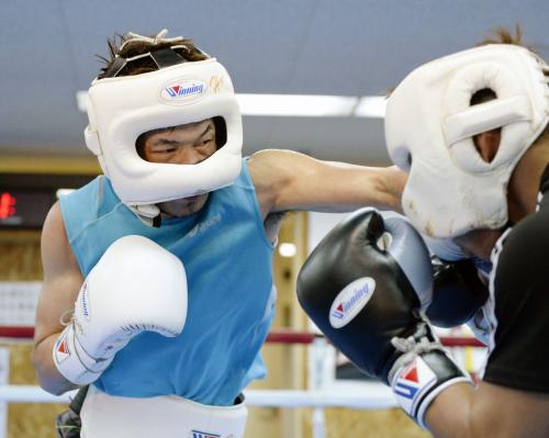 復帰戦に向け練習する、ボクシング元世界２階級王者の長谷川穂積