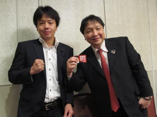 ボクシング元世界王者の福井県議会議員、清水智信氏（左）と日本プロボクシング協会の大橋秀行会長