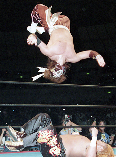 １９９７年４月、ＦＭＷの横浜アリーナ大会でミスター雁之助（下）と対戦するハヤブサ