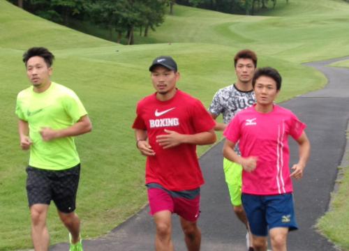 ゴルフ場を走る（左から）粟生、三浦、村田、木村