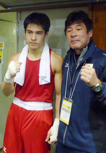 アマチュアボクシングの全日本選手権ミドル級１回戦を突破した赤井英五郎（左）と父の赤井英和氏