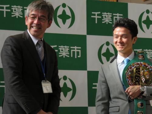 千葉市民栄誉賞の受賞セレモニーで中学時代の内山先生（左）と再会した木村