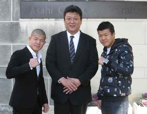 トレーニングを開始した亀田和（右）と左は全面サポートを誓った兄の興毅氏。中央は朝日ゴルフクラブ白浜コースの湯井支配人