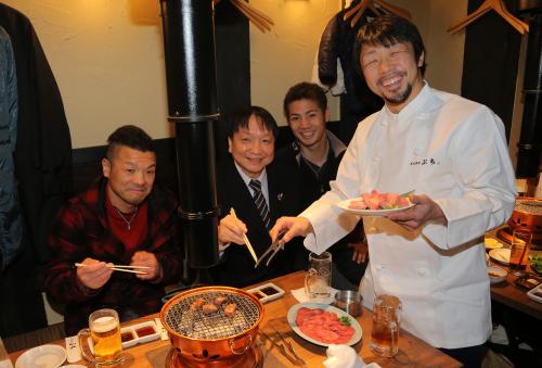 八重樫（右）が焼き上げる肉を待つ（左から）川嶋氏、大橋会長、松本
