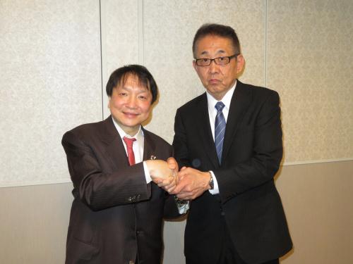 東日本ボクシング協会会長を退任する大橋ジムの大橋秀行会長（左）と次期会長のワタナベジム・渡辺均会長
