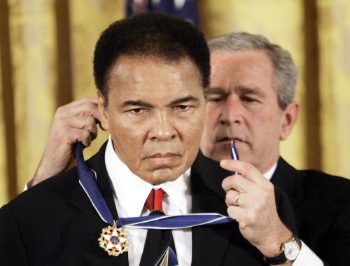 ０５年１１月、ホワイトハウスで、ブッシュ米大統領（後方）から「大統領自由勲章」を授与されるアリ氏（ＡＰ）